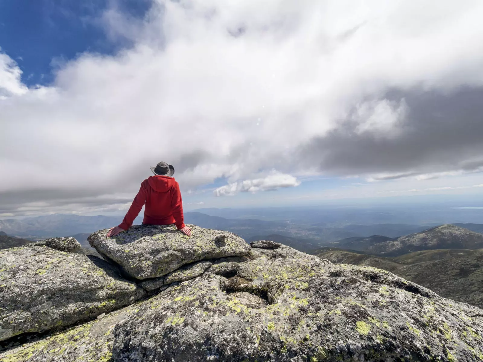 Một tuyến đường giữa Sierra de Gredos và Valle del Titar.