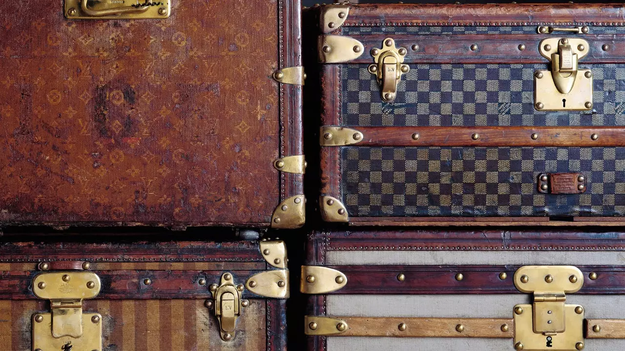 Traveler icon: the trunk of Louis Vuitton