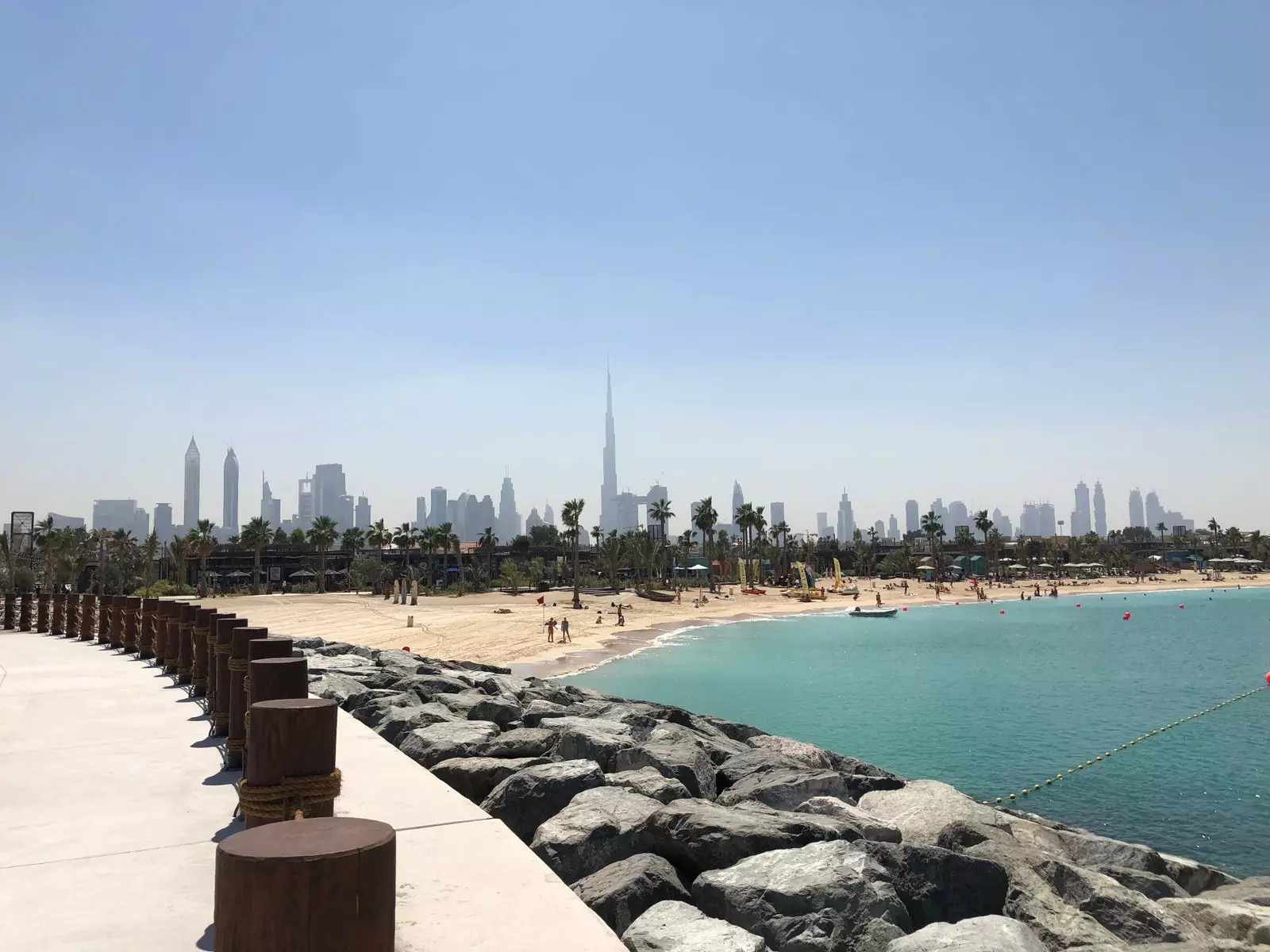 Praia de Meraas com vista para o horizonte da cidade e o Golfo Pérsico