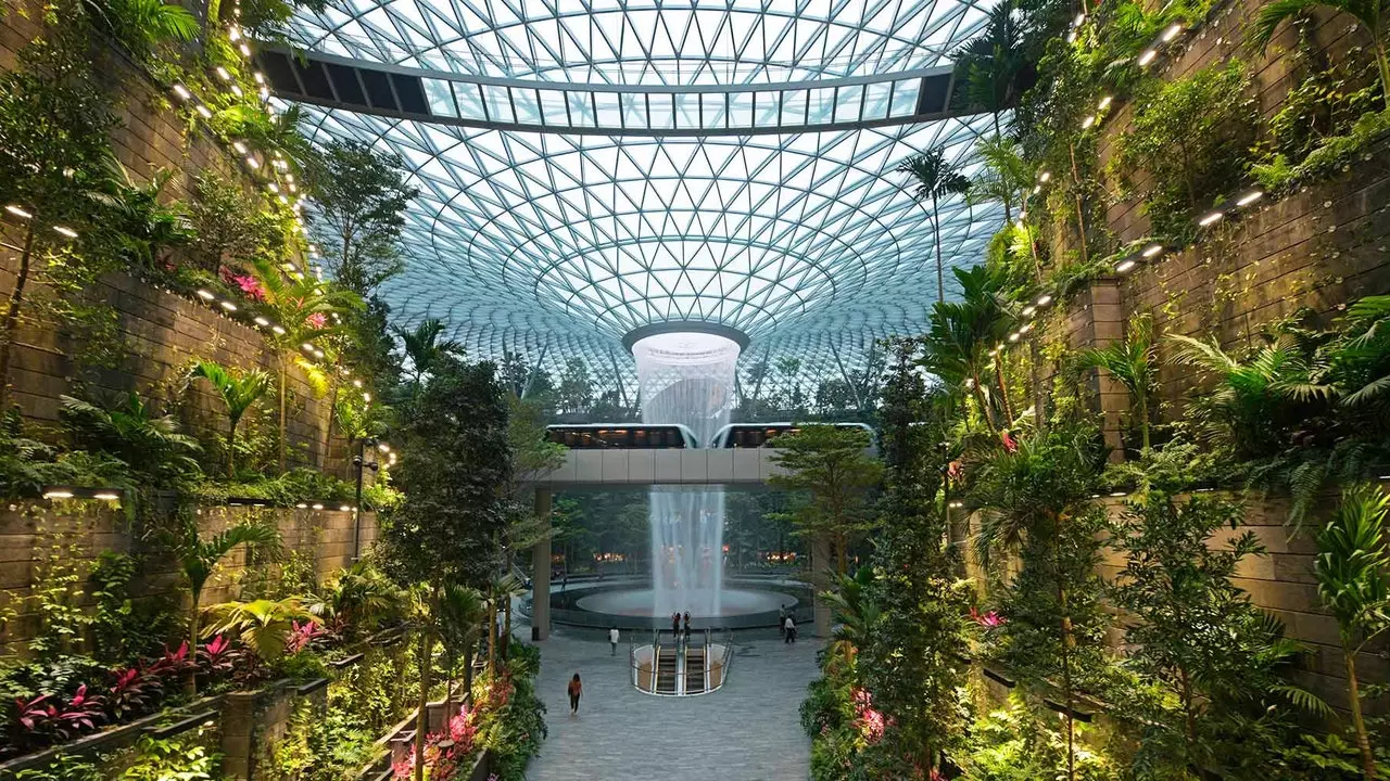 Το νέο αεροδρόμιο Jewel Changi της Σιγκαπούρης ανοίγει τις πόρτες του