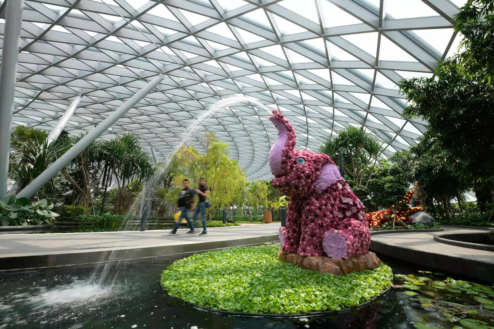 Vegetationen hersker i Jewel Changi Lufthavn