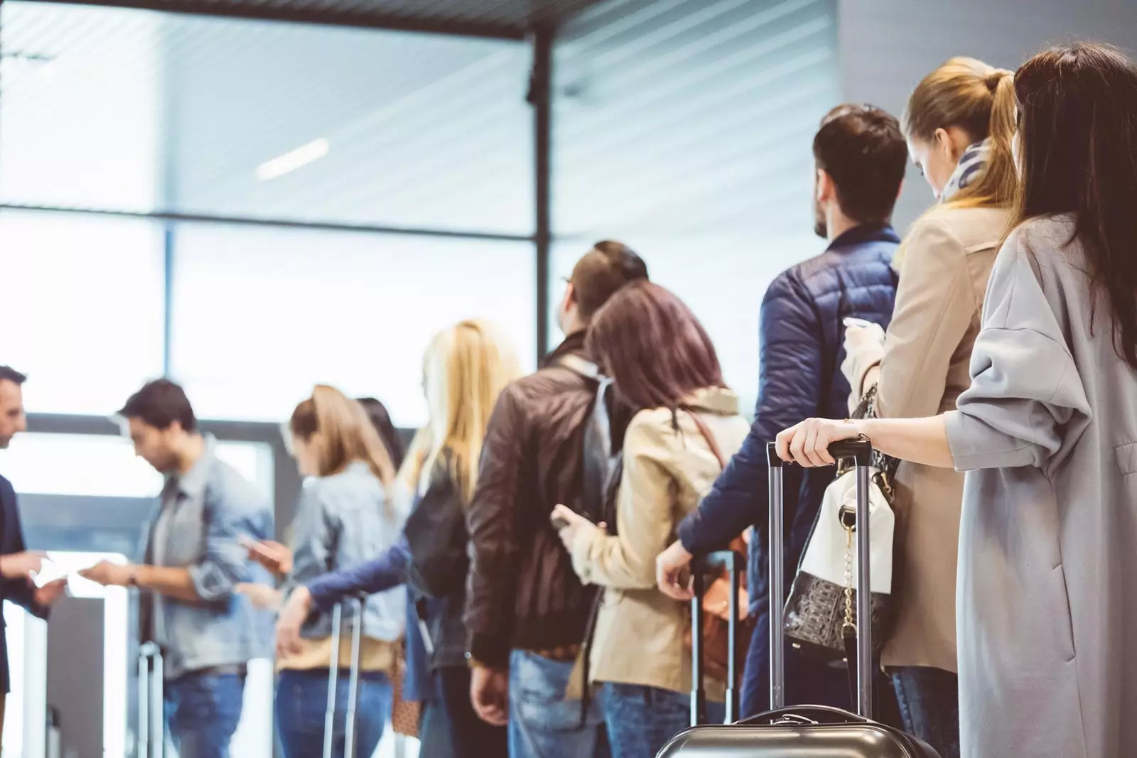 La file d'attente au contrôle de l'aéroport est le processus inévitable.