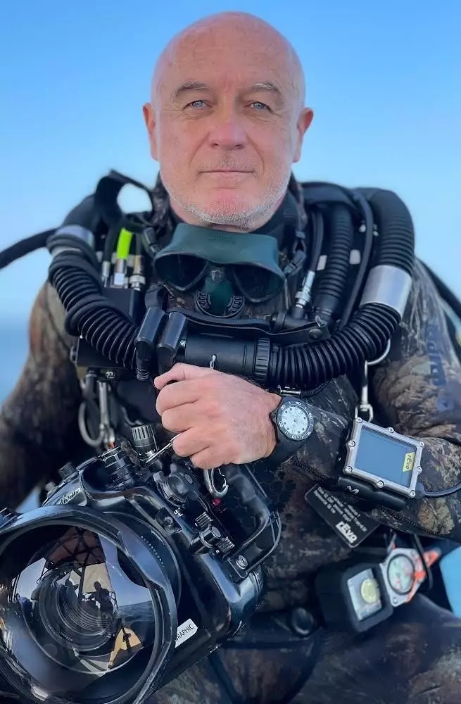 O explorador Manu San Flix com seu equipamento de mergulho e seu relógio TAG Heuer Aquaracer Professional 300.