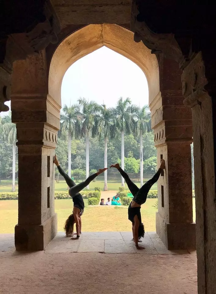 deux filles faisant du yoga en Inde