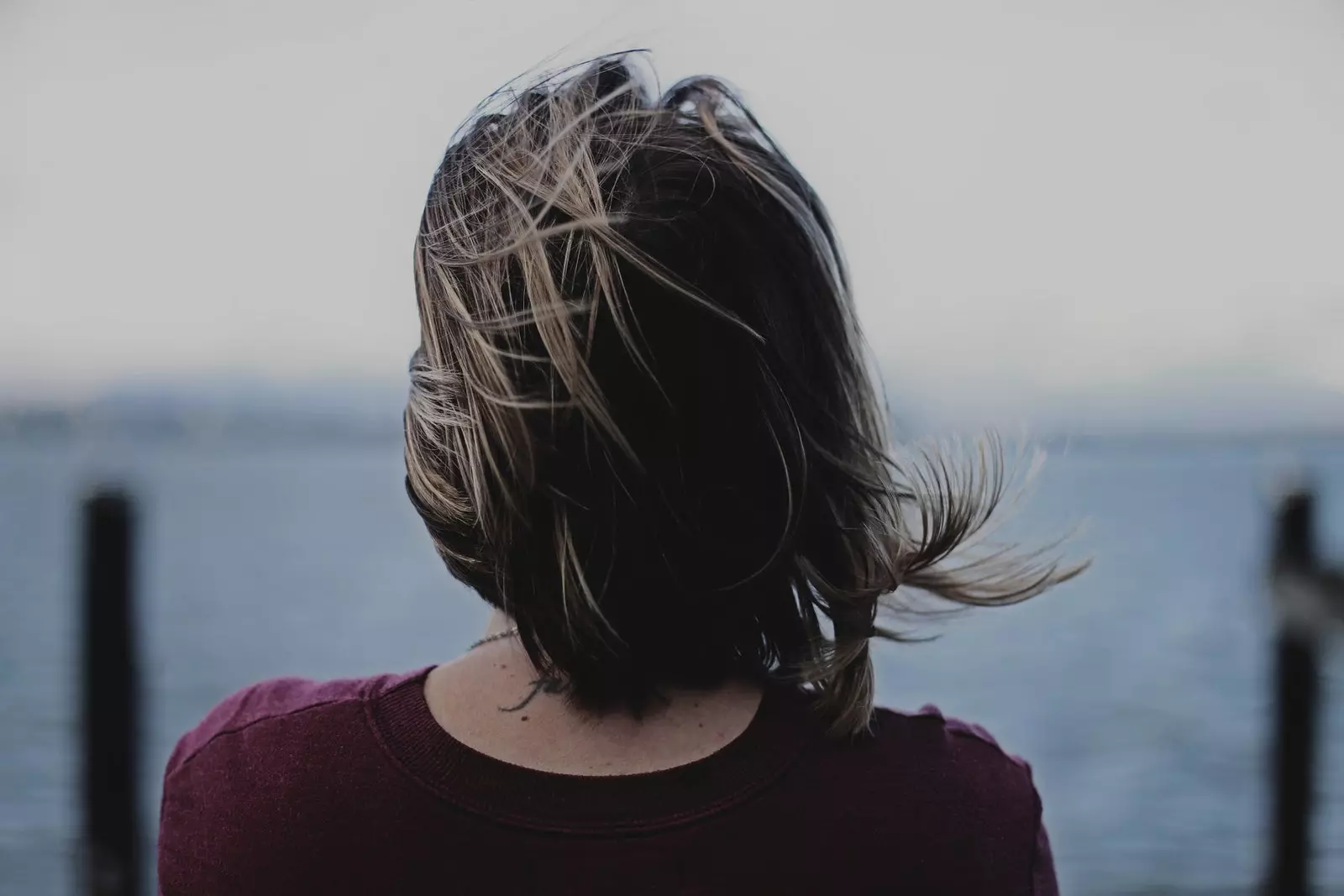 fille sur le dos face à la mer