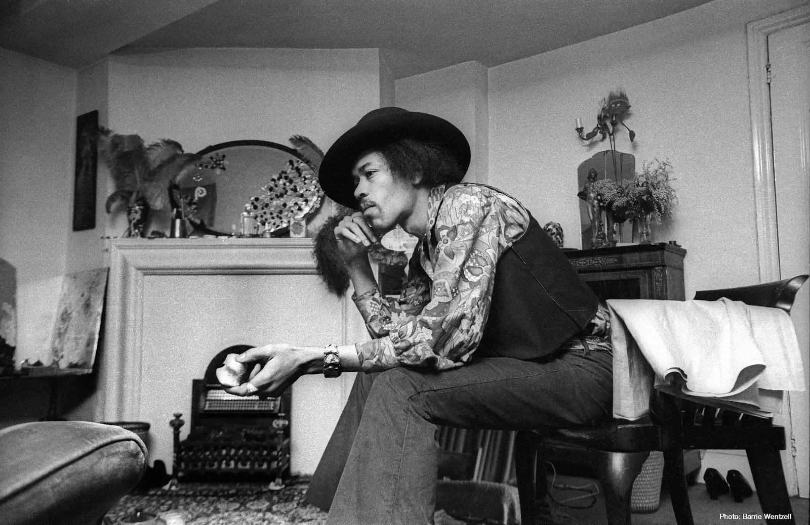 Jimi Hendrix dans son appartement au 23 Brook St. à Mayfair Londres aujourd'hui transformé en musée