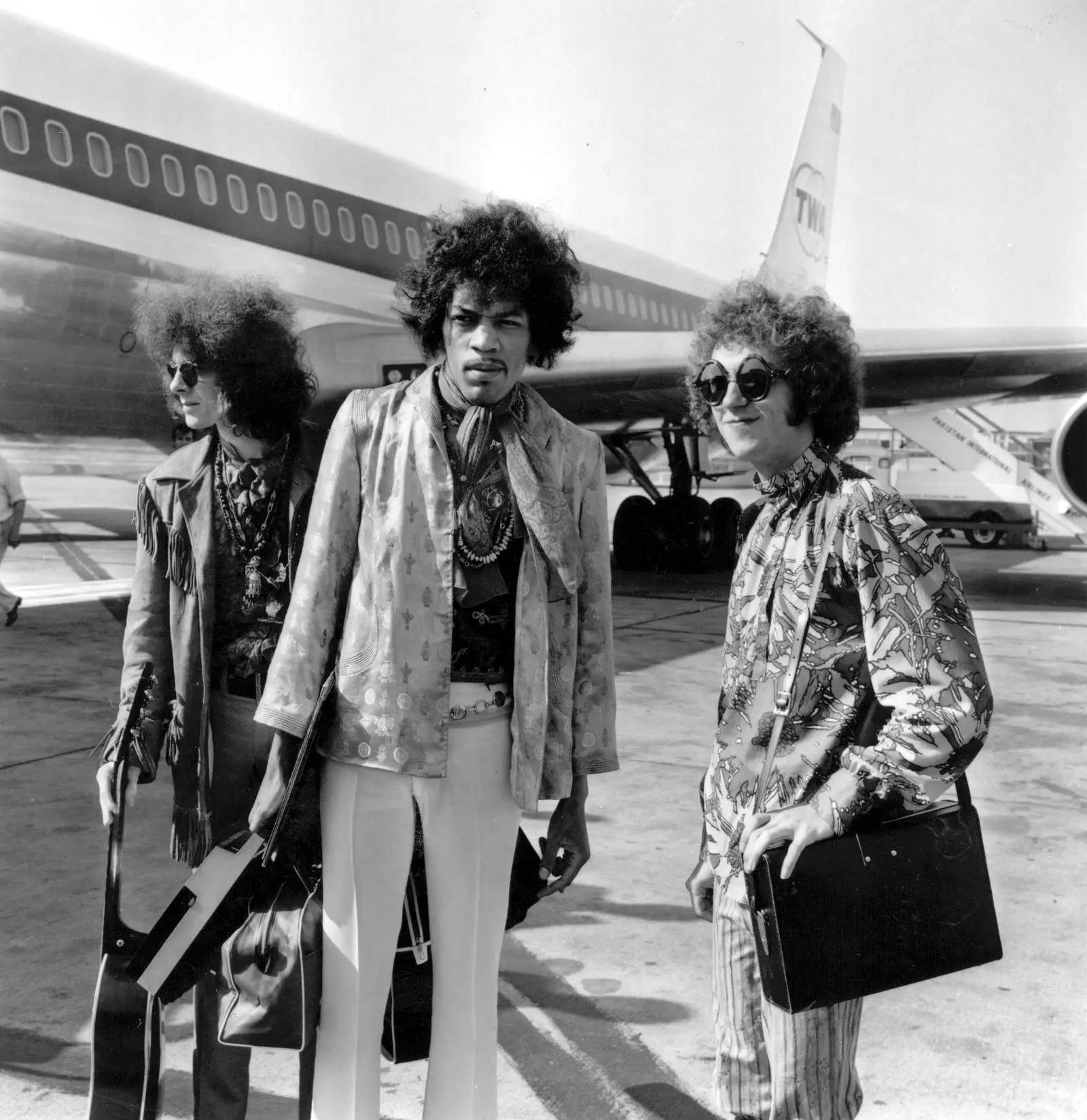 Jimi Hendrix sur le point de prendre un avion