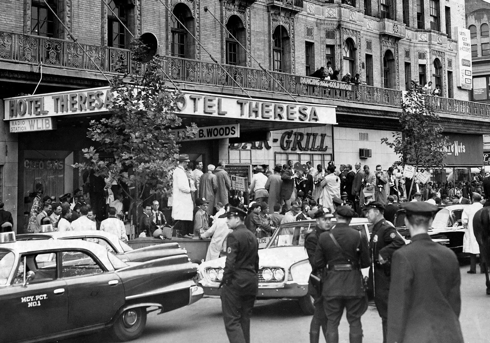 Hotelul Theresa cunoscut sub numele de „Waldorf of Harlem” în anii 1960