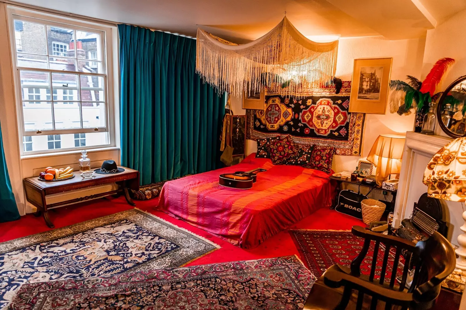 O pequeno apartamento em Mayfair London em que Jimi Hendrix estava feliz com sua namorada Kathy Etchingham