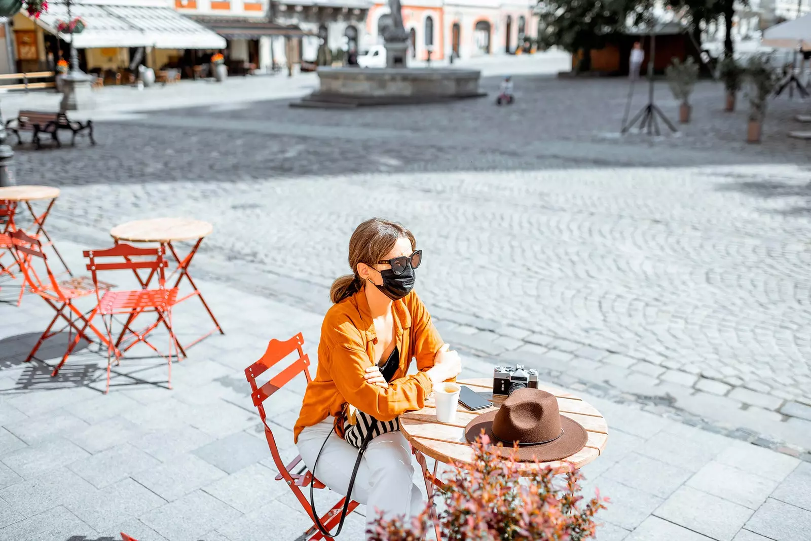 Kvinna som sitter på en terrass