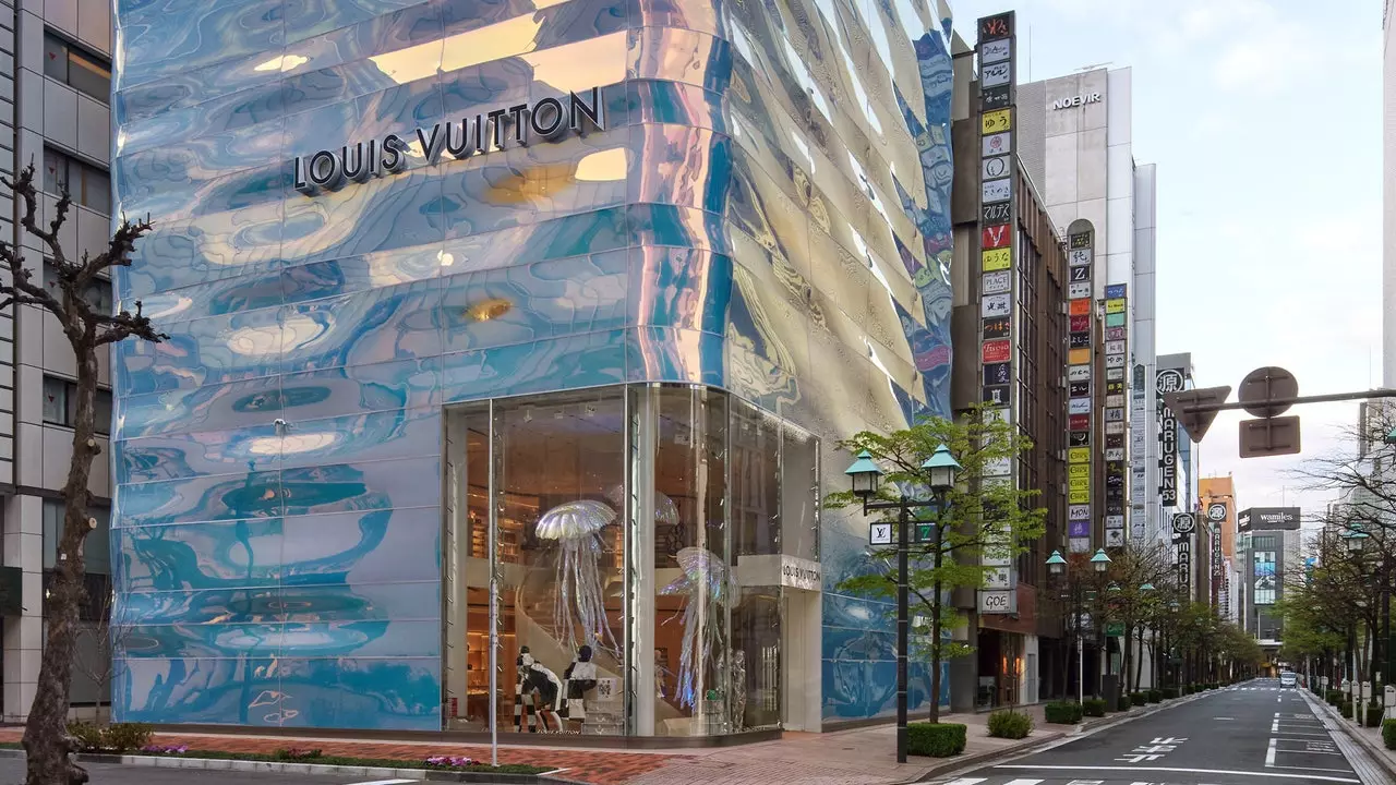 De Louis Vuitton-boetiek in Tokio wordt vernieuwd (en bezegelt een innovatieve luxe)