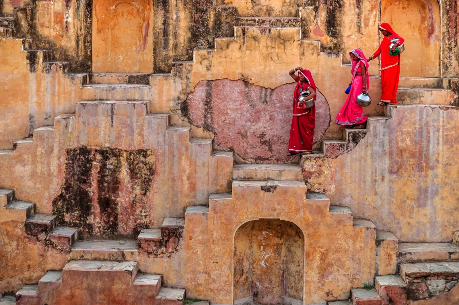 Vrouwen die water dragen dichtbij Jaipur.