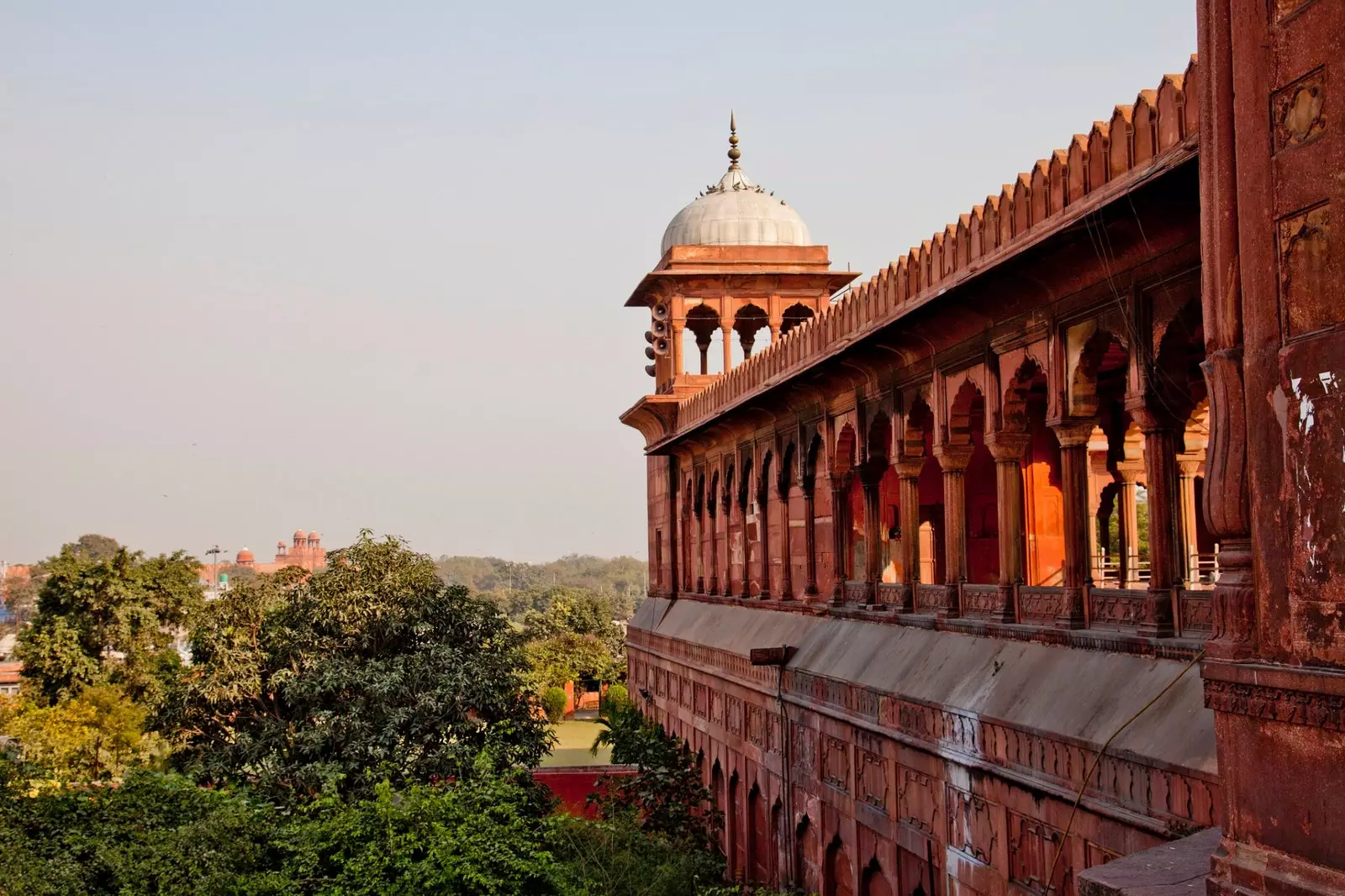 Jama Masjid med Röda fortet i bakgrunden i Delhi.