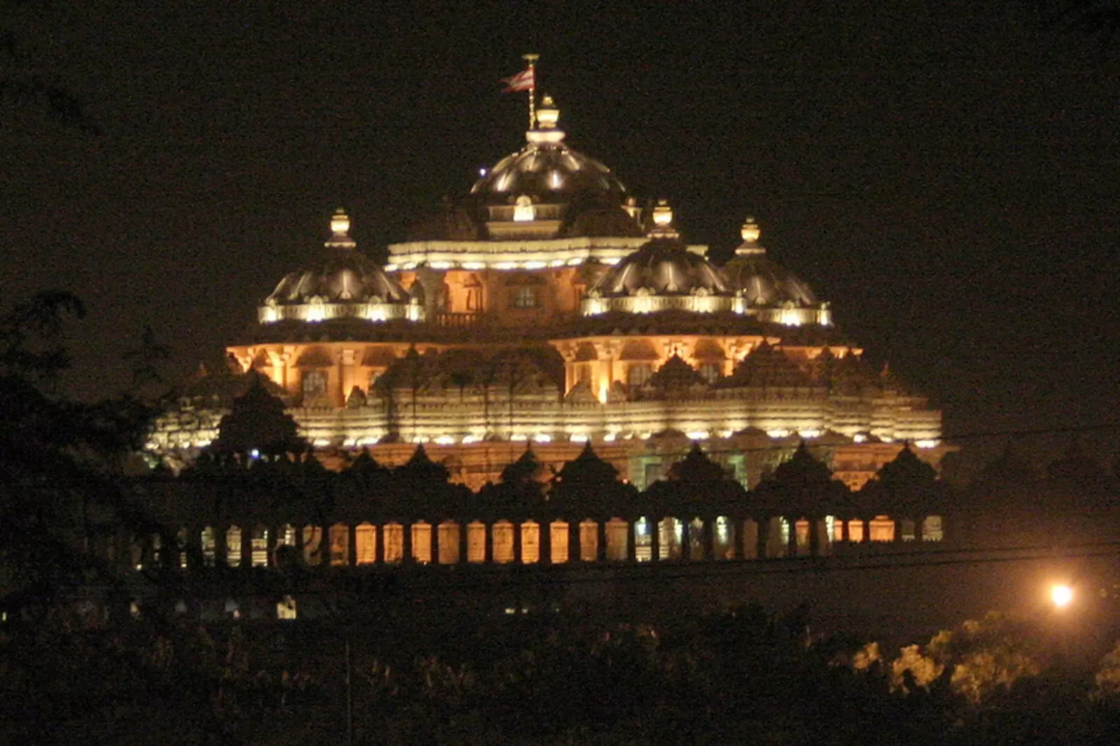 Mocný hinduistický chrám Akshardham v noci.