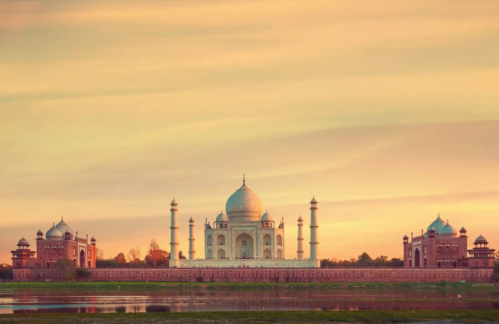 Den symbolske Taj Mahal ved solnedgang.