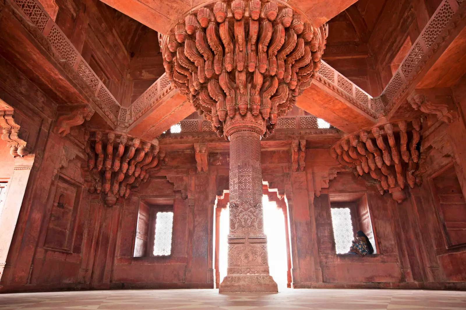 En af de majestætiske søjler i Panch Mahal i Fatehpur Sikri.