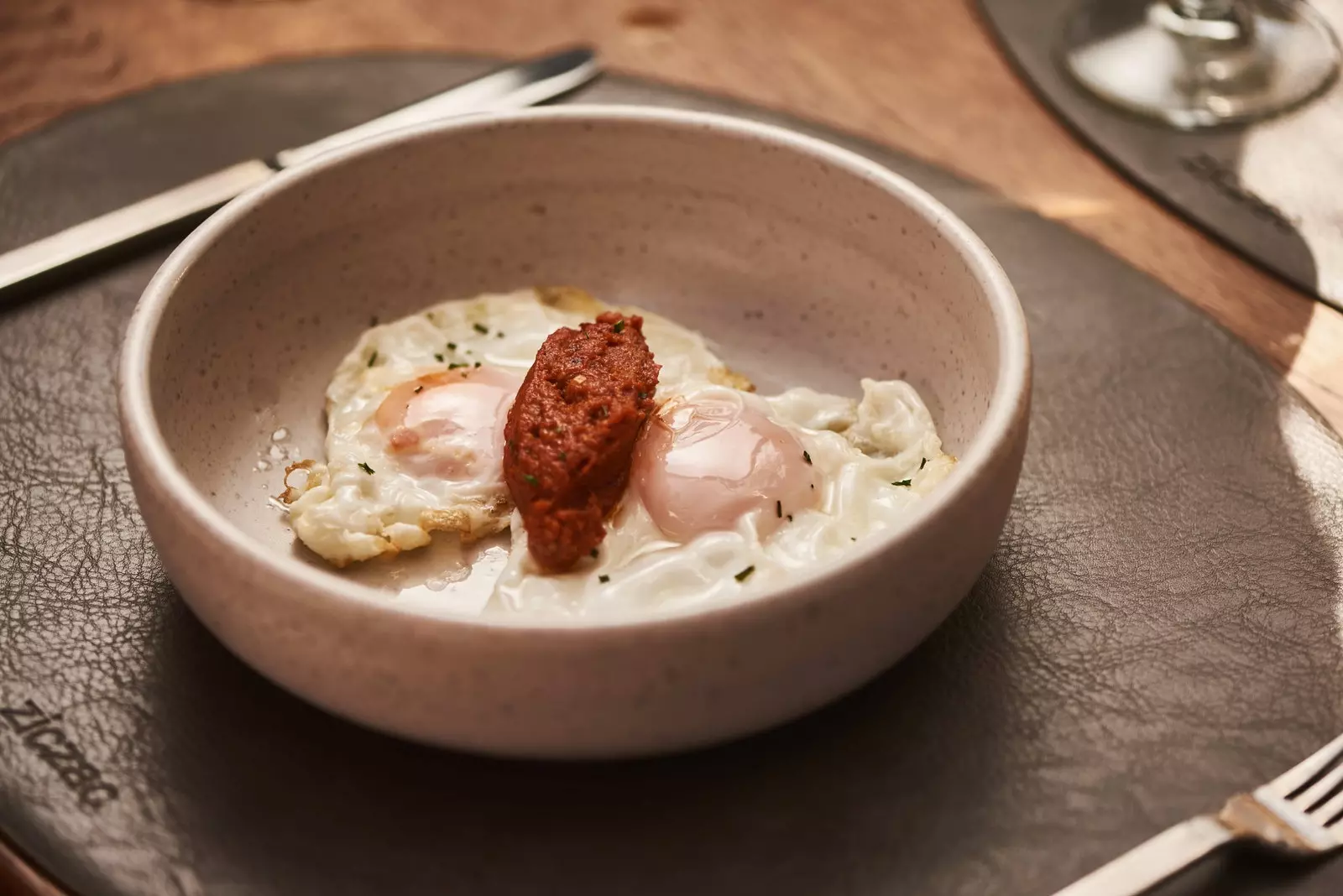 Æg med edderkoppekrabbe på Bar Carallo