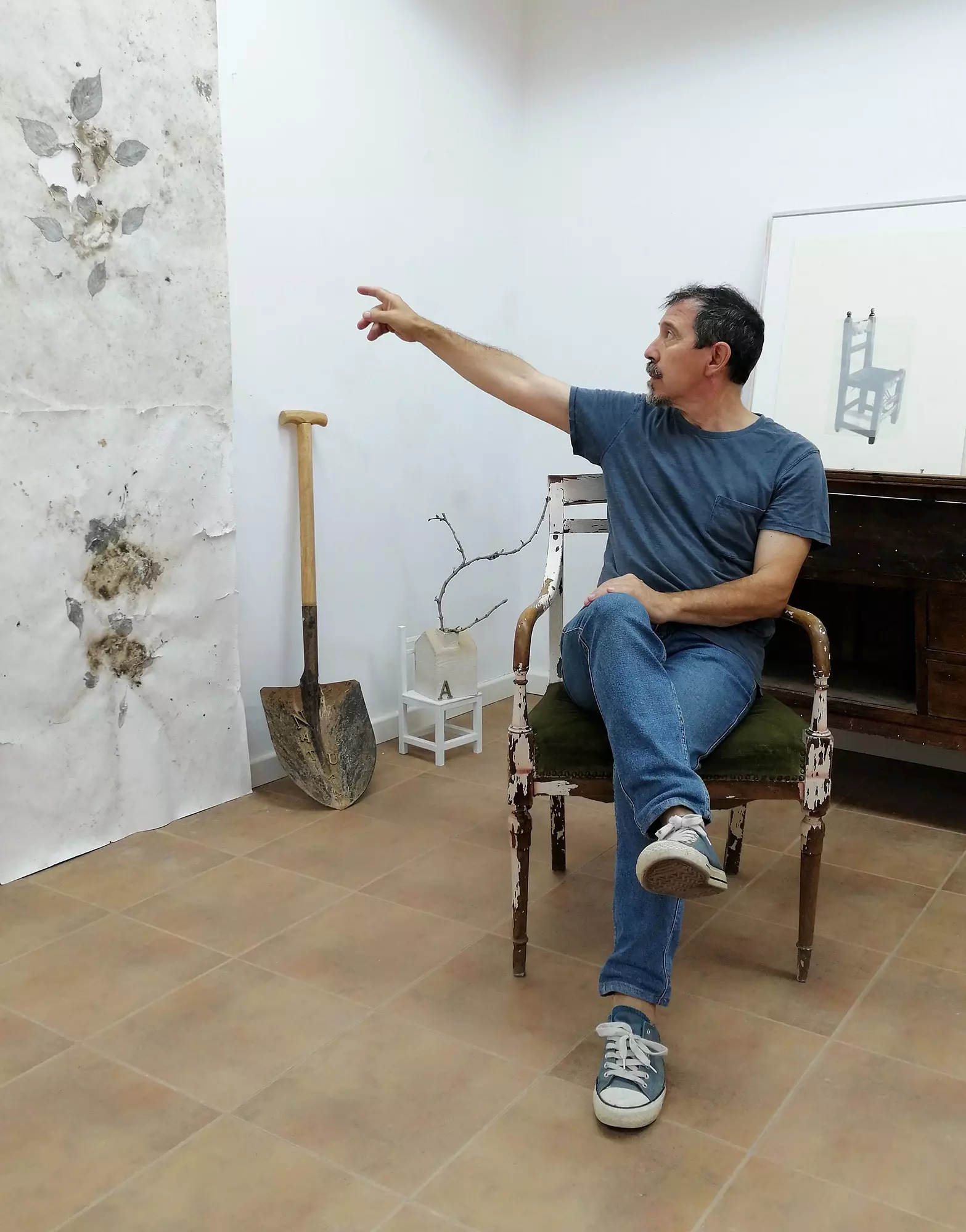 The artist Ricardo Calero in his studio in Fuendetodos