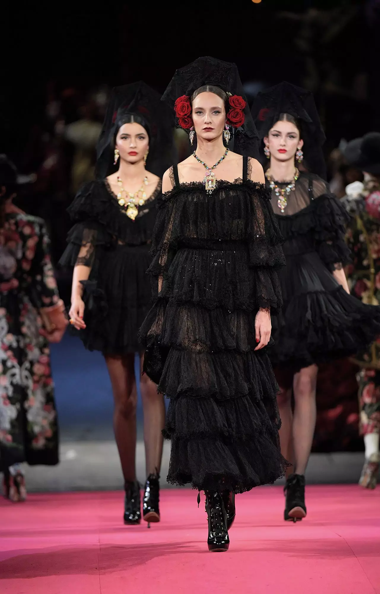 Pameran potret dan haute couture Dolce Gabbana di galeri Nicols Corts di Madrid