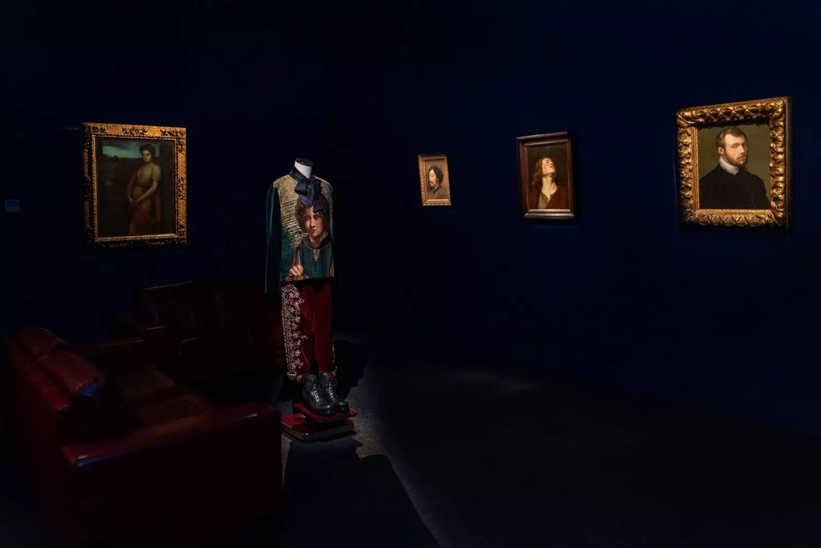 Retrato de Dolce Gabbana e exposição de alta costura na galeria Nicols Corts em Madrid