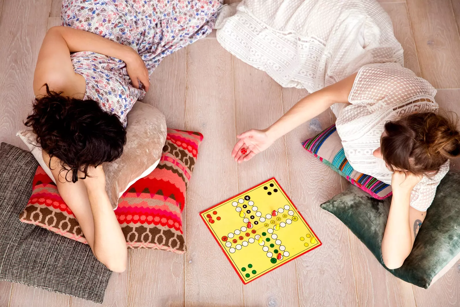 Tien bordspellen om plezier te hebben met vrienden zonder het huis te verlaten