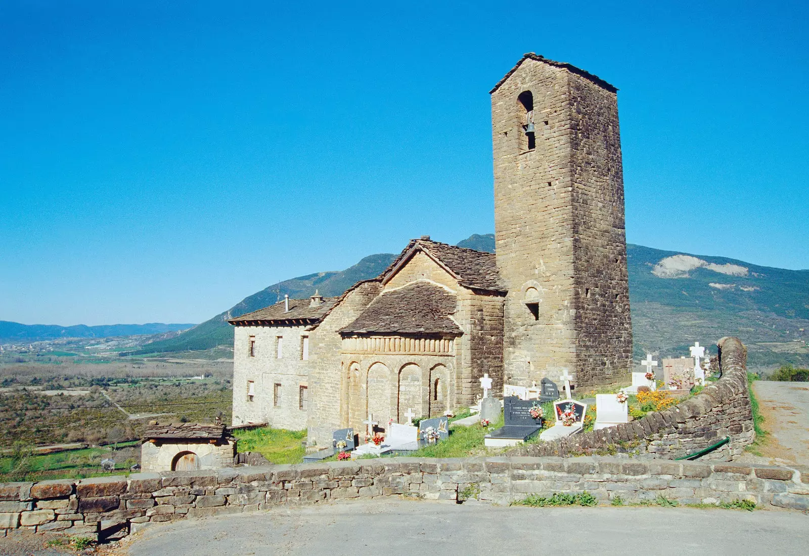 Olivn kasabasında Romanesk kilise