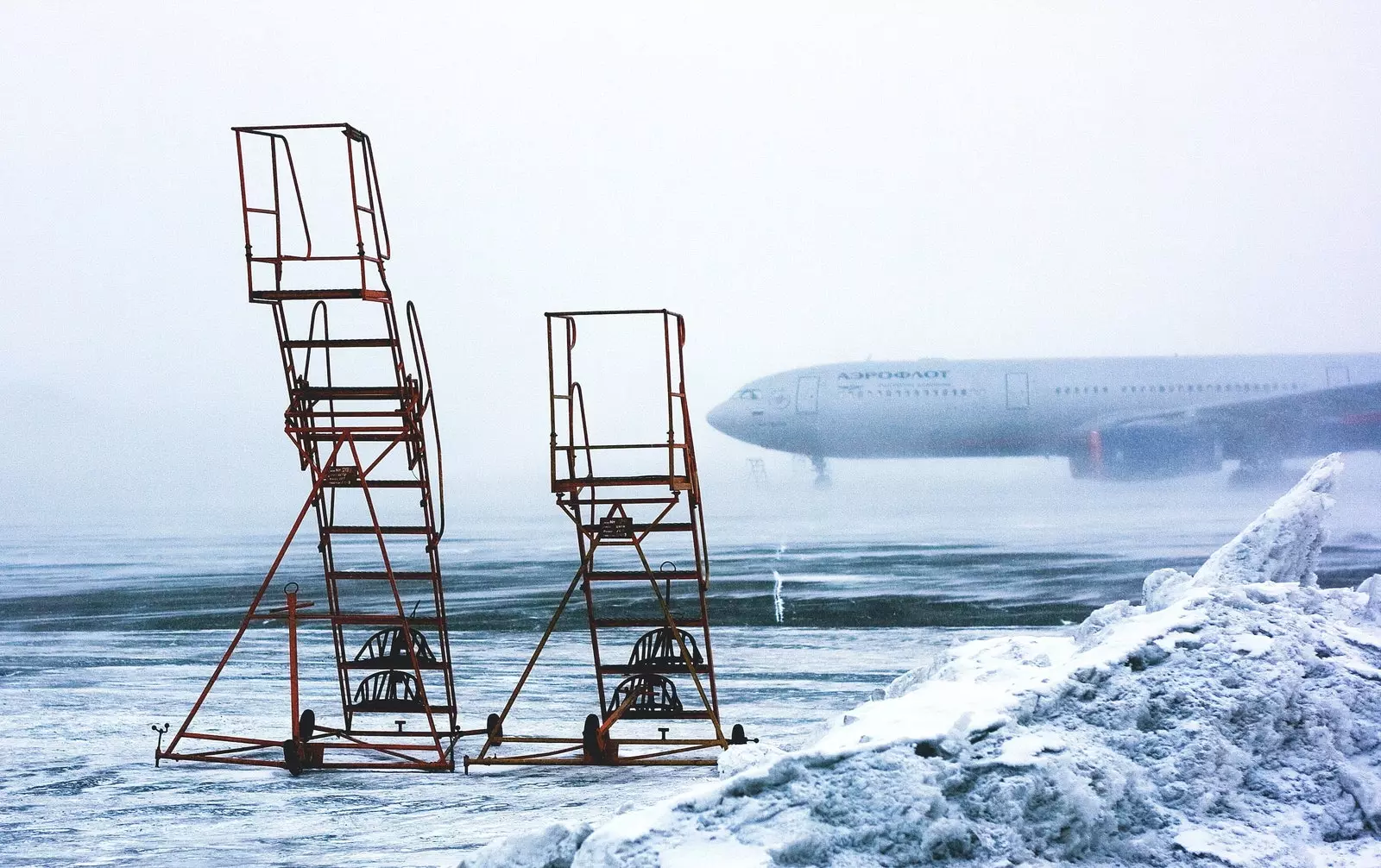 Avião decola entre neve e gelo em Elizovo Rússia