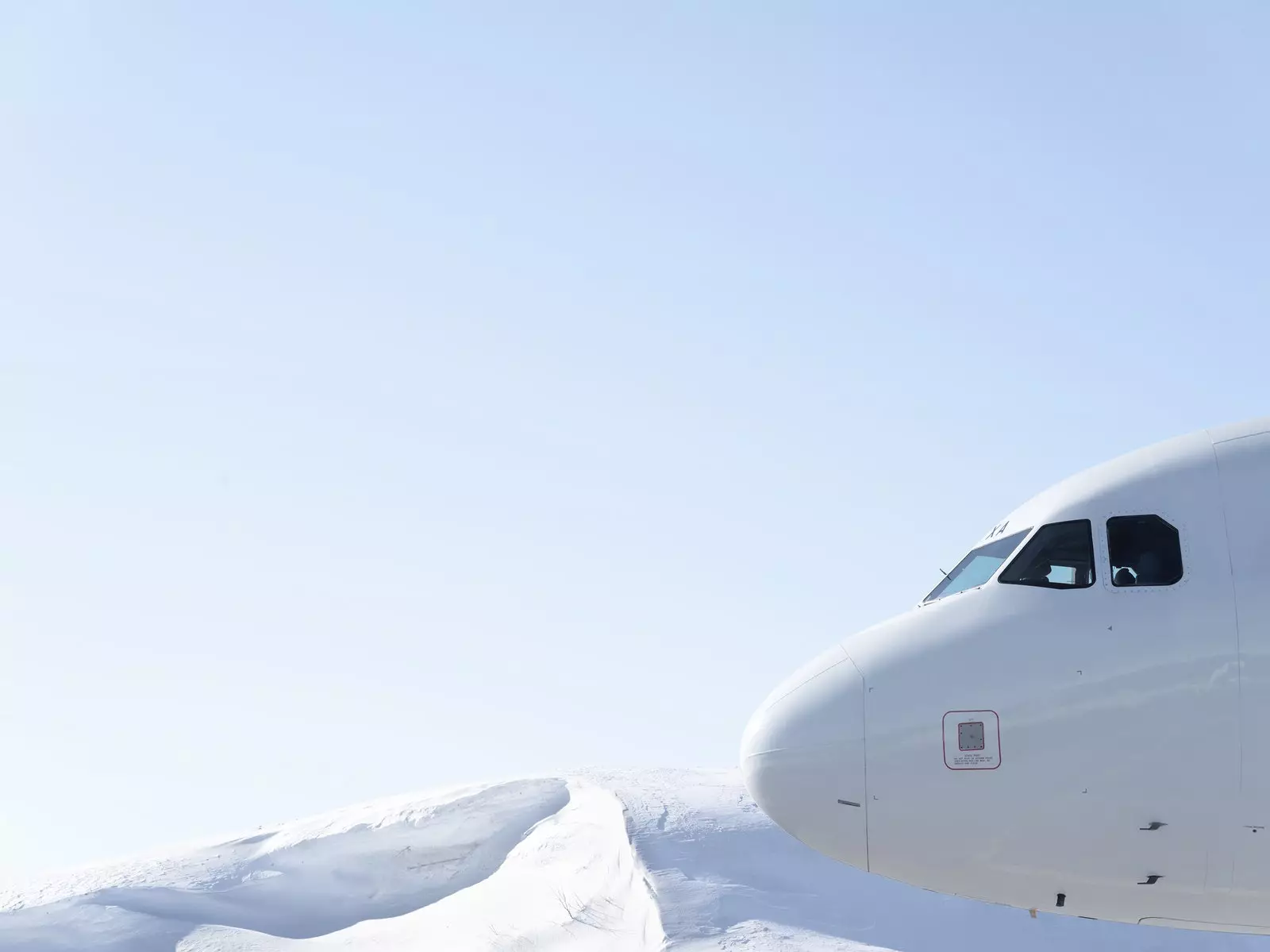 Finnair-Flugzeug, das im Schnee abhebt