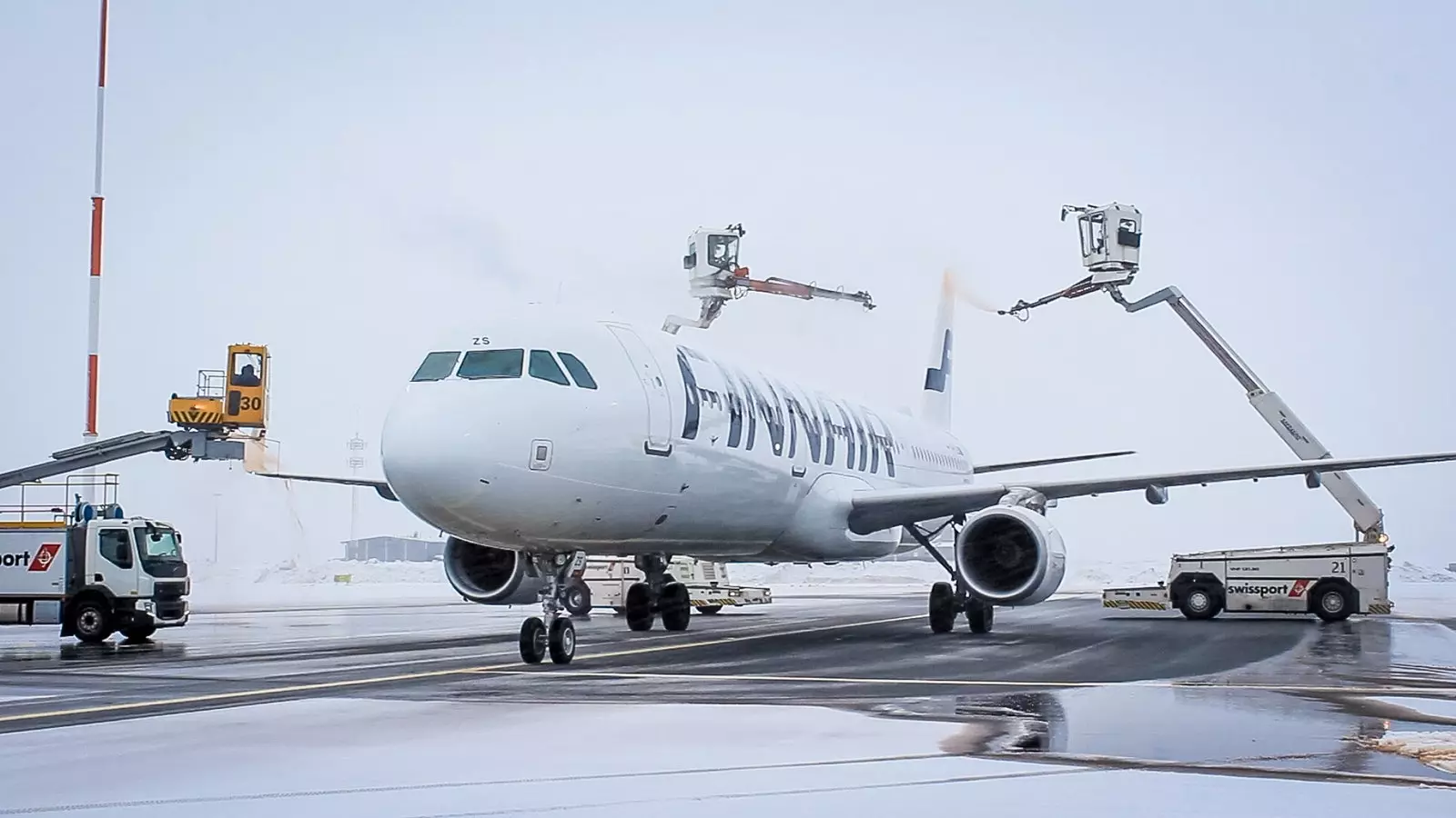 Proses deicing Finnair