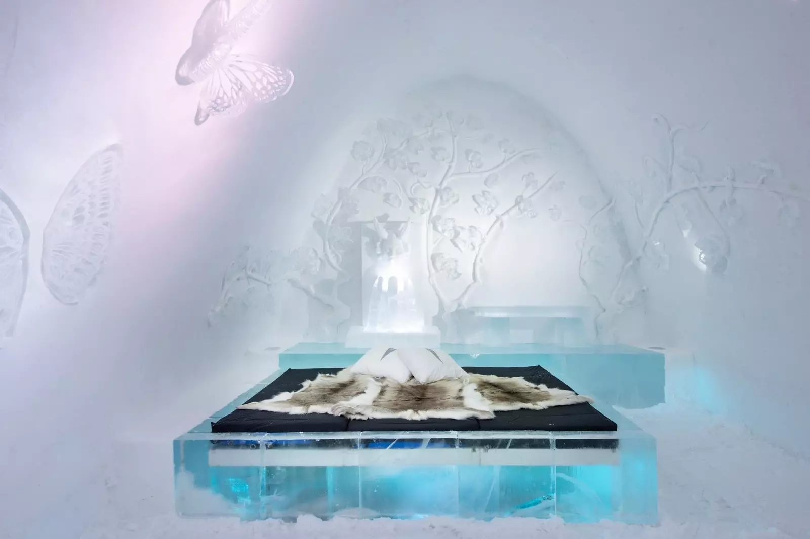 Ice Hotel нь Хойд туйлаас хойд зүгт 200 километрийн зайд байрладаг