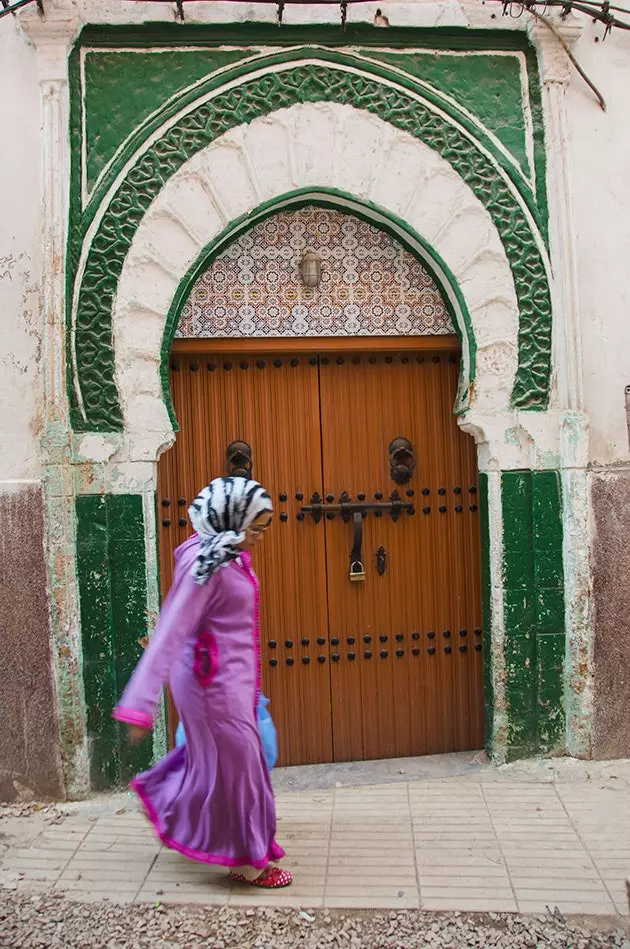 Una donna cammina nel quartiere di Habbou