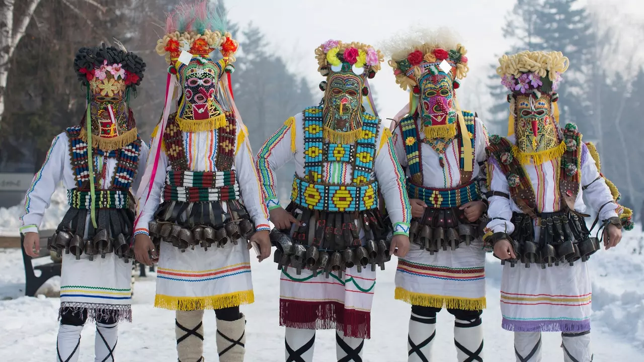 Đỏ và trắng: màu sắc của mùa xuân Balkan