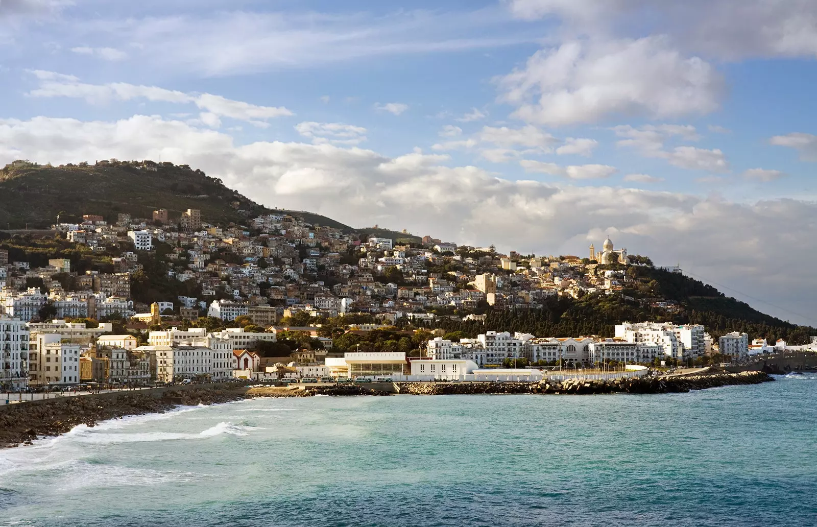 Balkoni lusuh Algiers ke Mediterranean