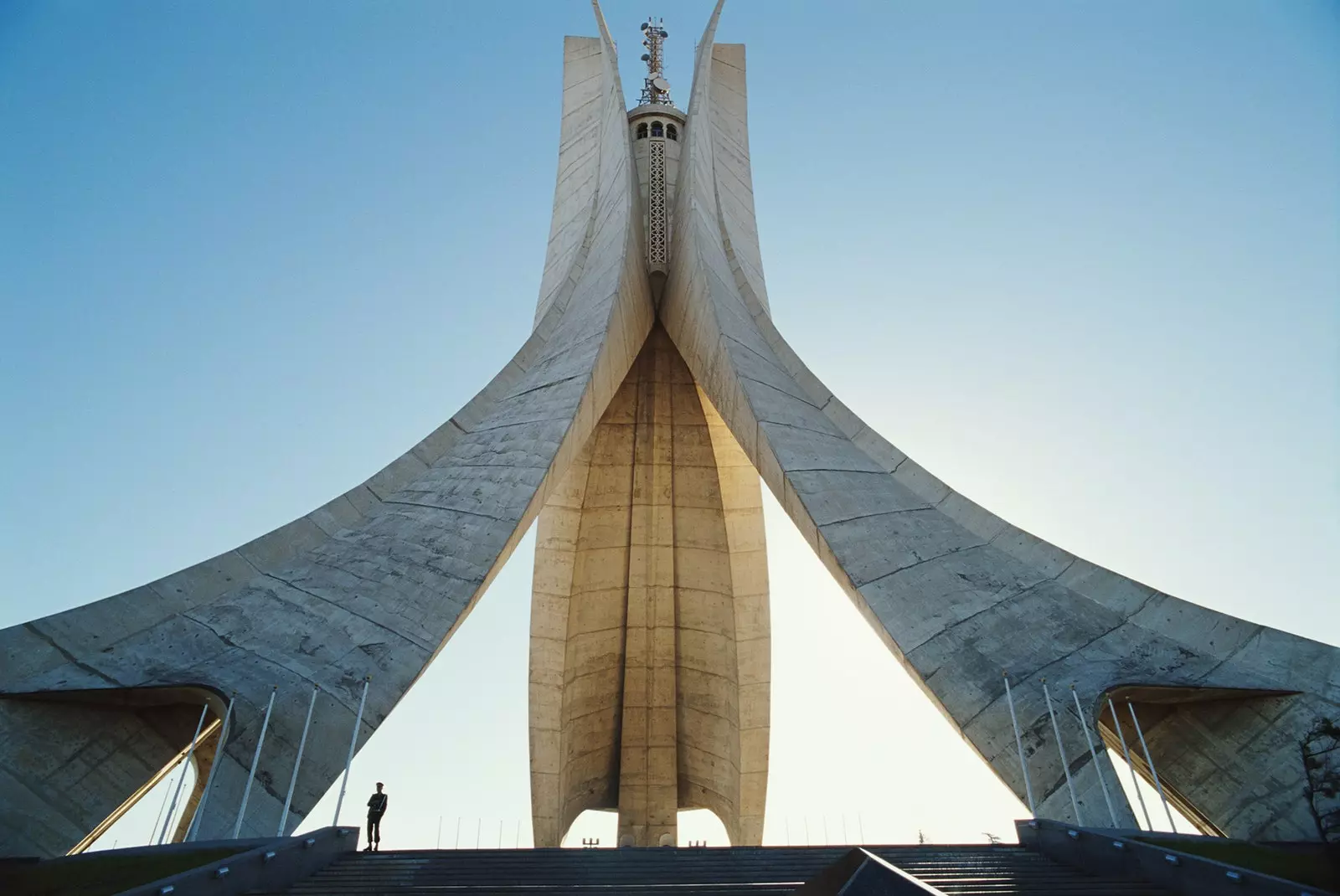 Balkoni lusuh Algiers ke Mediterranean