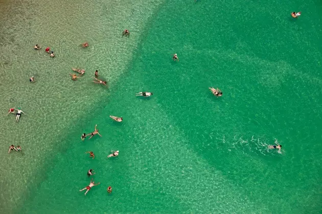 Badgäster som flyter i Döda havet