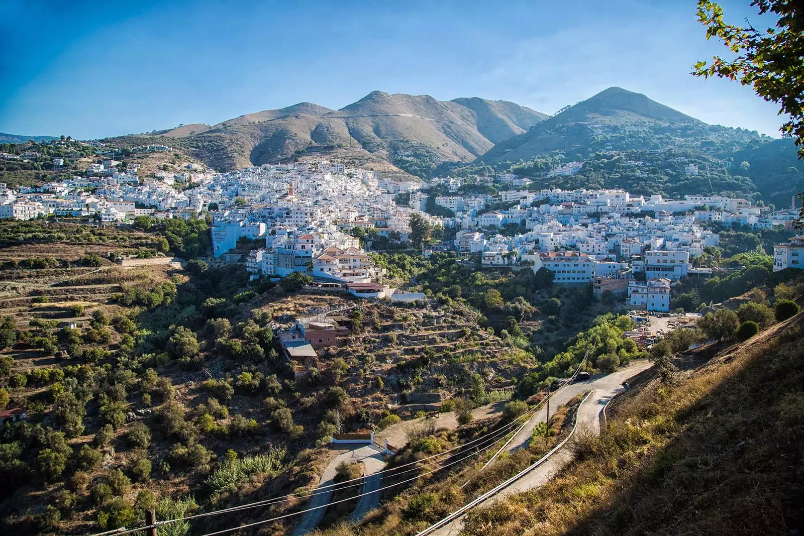 Cómpeta kwenye mteremko wa kusini wa Sierra de Almiraja