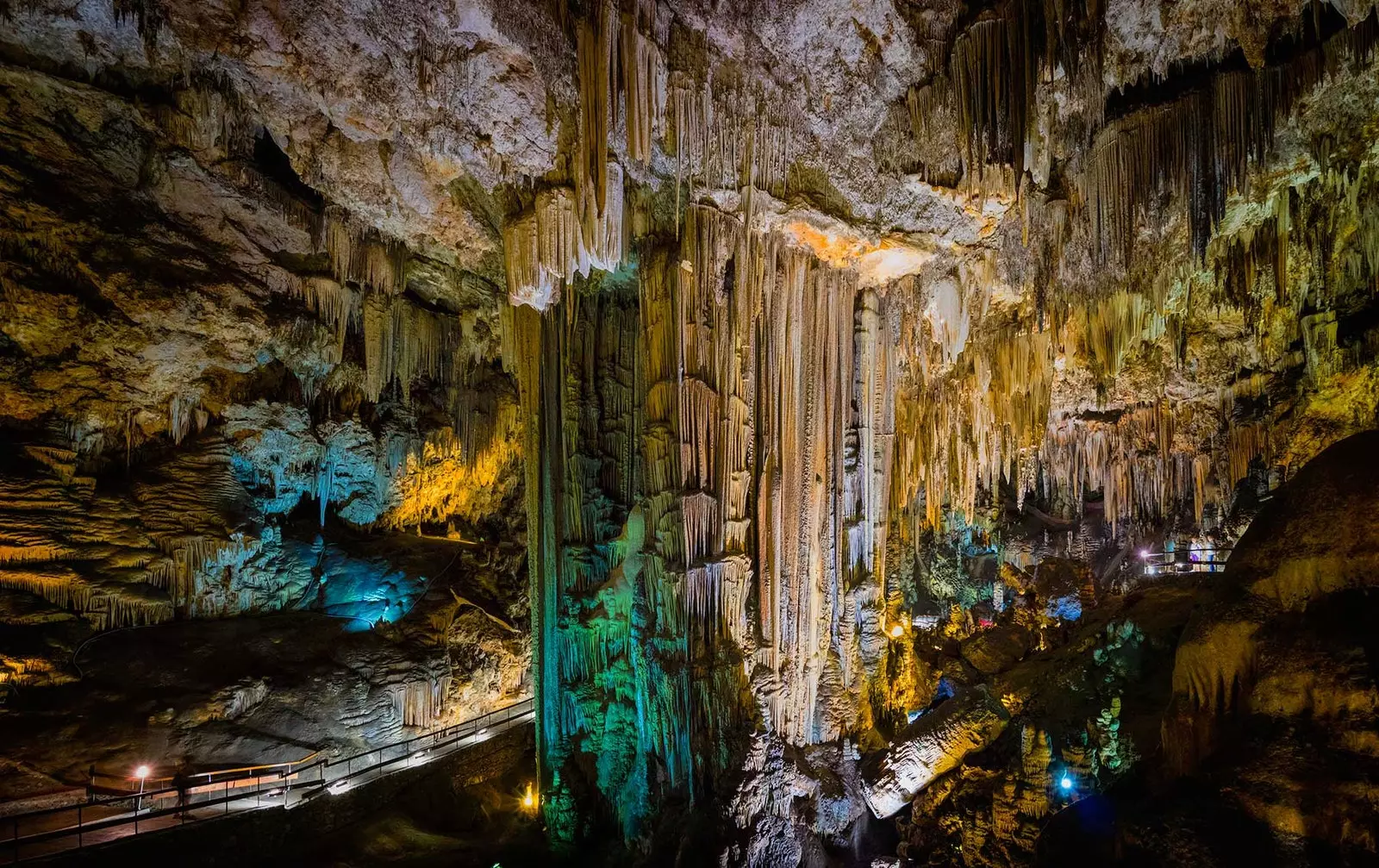 Il-grotta spettakolari ta' Nerja