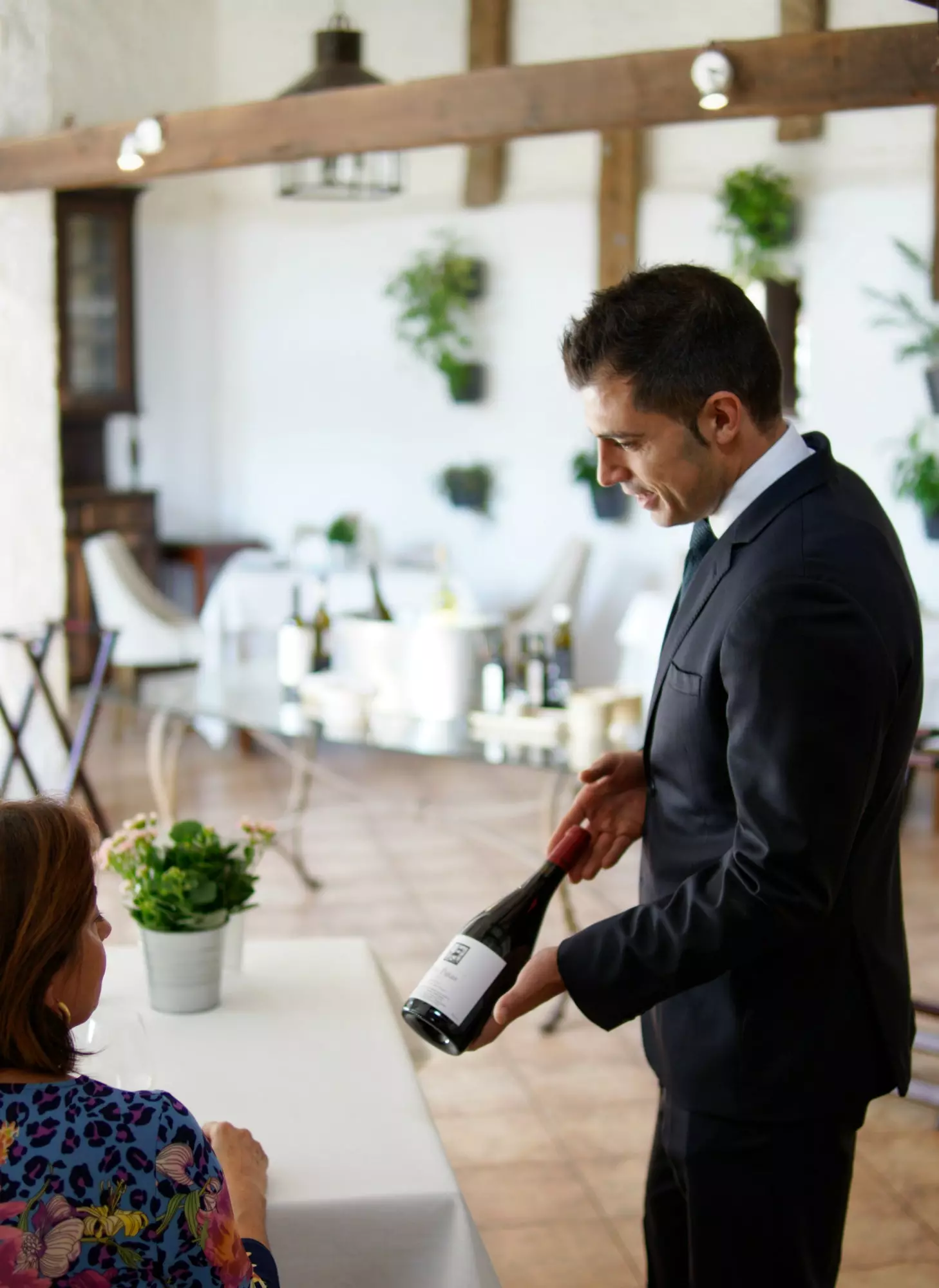 Csar Martín Cedillo si occupa della sala da pranzo di Casa Elena, il suo ristorante, con maestria ed eccellenza.