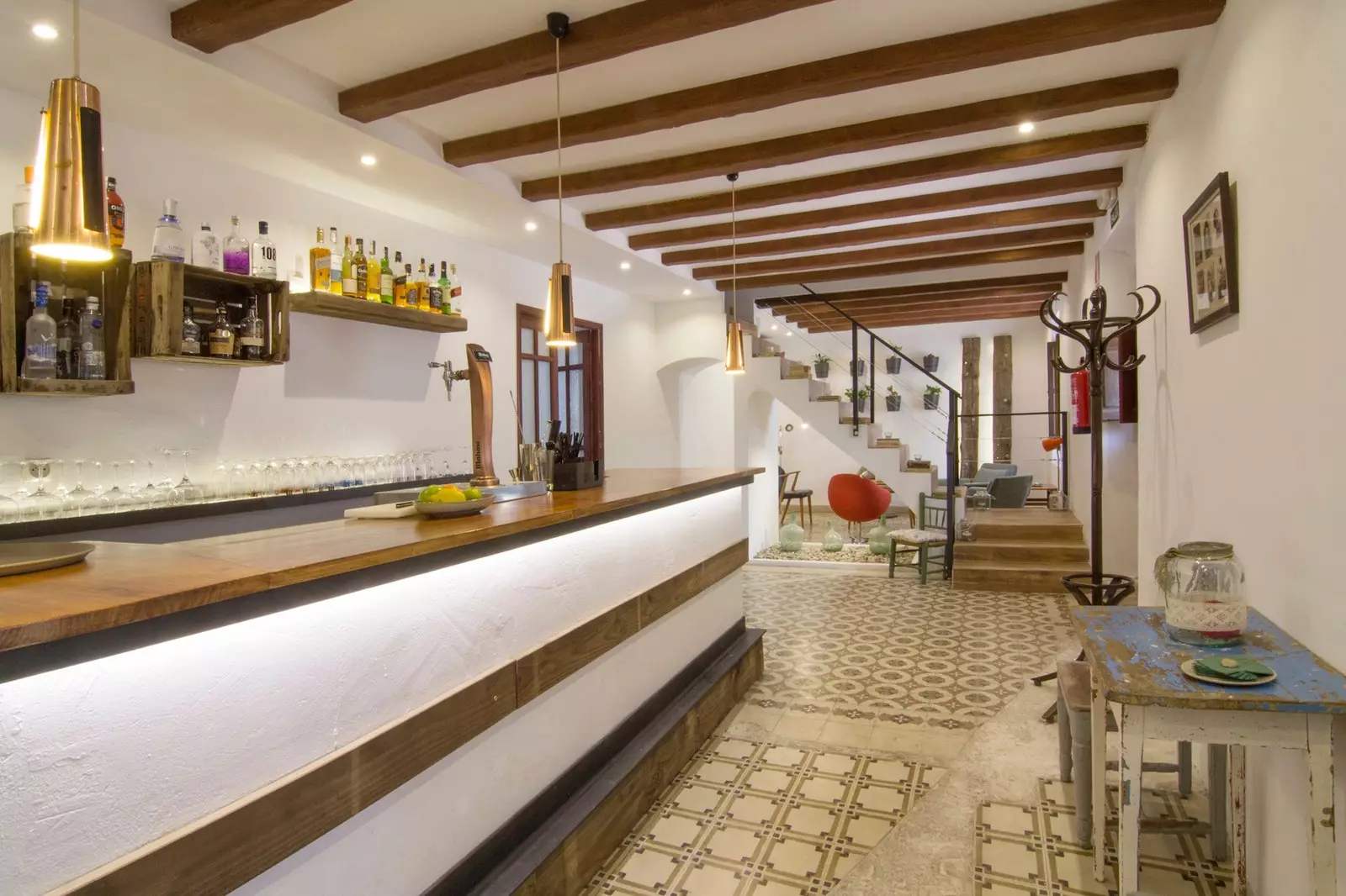 The hydraulic tiles recovered from the bar are a sign of love for the authentic at Casa Elena.