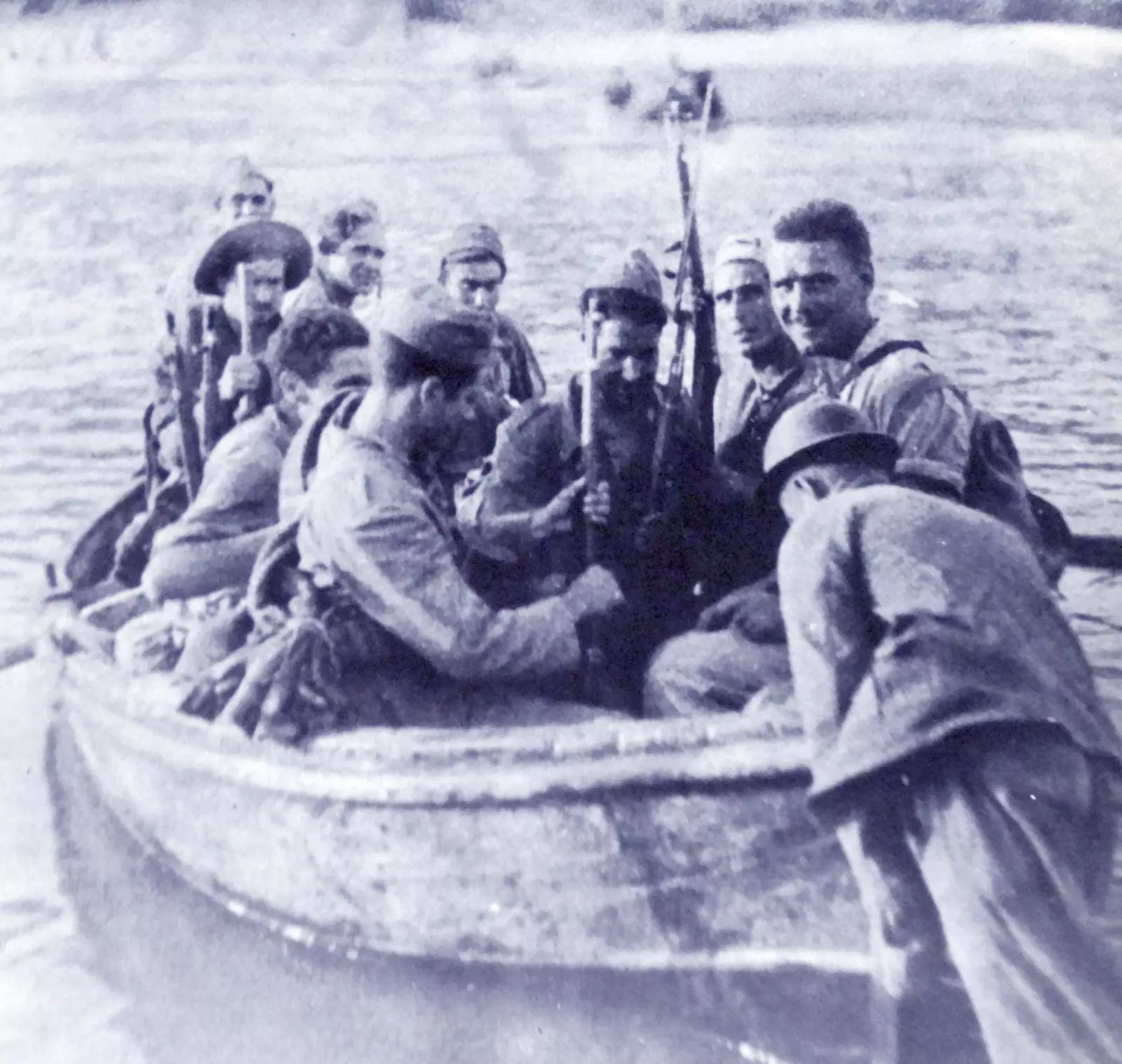 Soldati che attraversano il fiume durante la battaglia dell'Ebro.