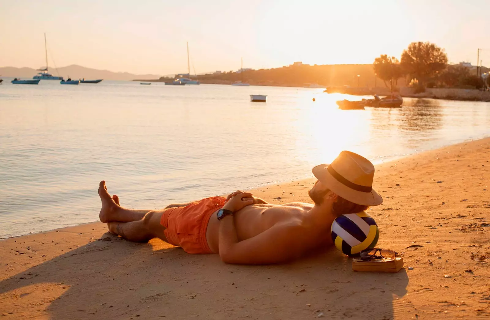 anak laki-laki tidur di pantai