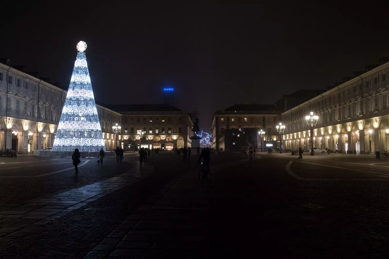 Pomul de Crăciun în Piazza San Carlo.