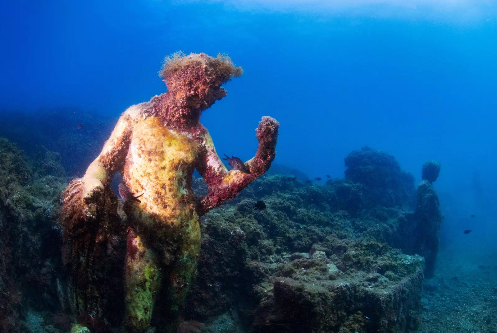 Baia Italia harabelerinde Yunan tanrısı Dionysus'un batık heykeli.