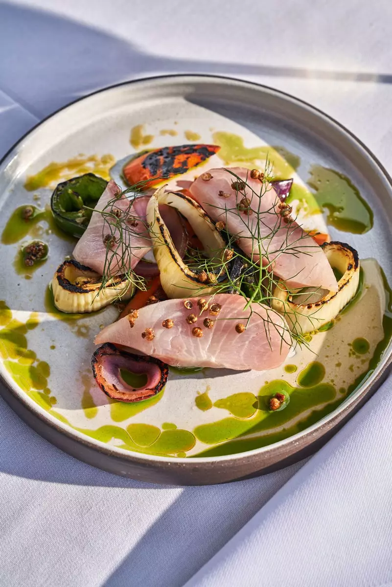 Hamachi Raw le Glasraí an Fhómhair picilte agus rósta