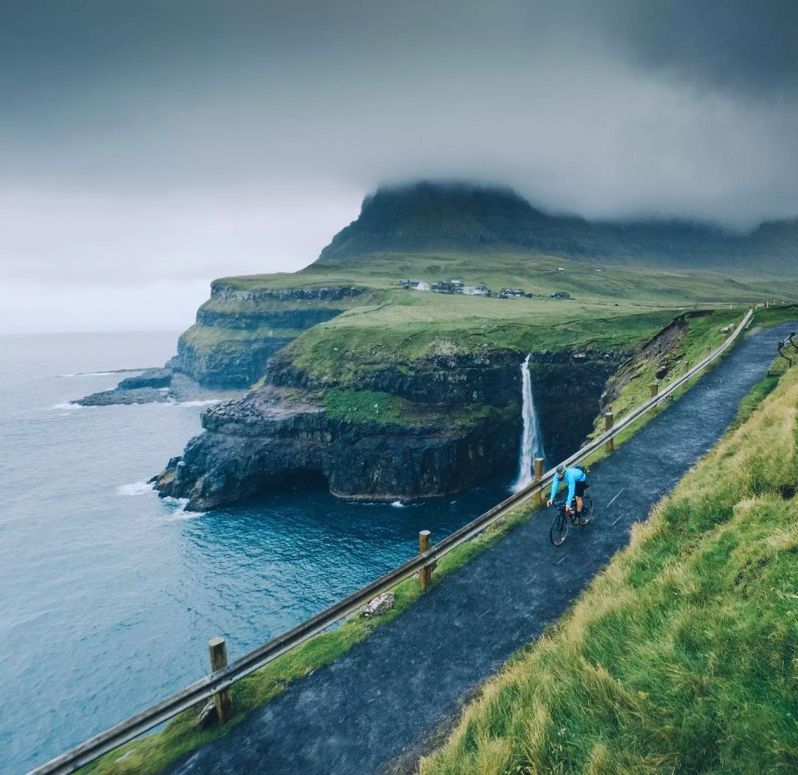 Von Insel zu Insel mit dem Fahrrad durch die Färöer.