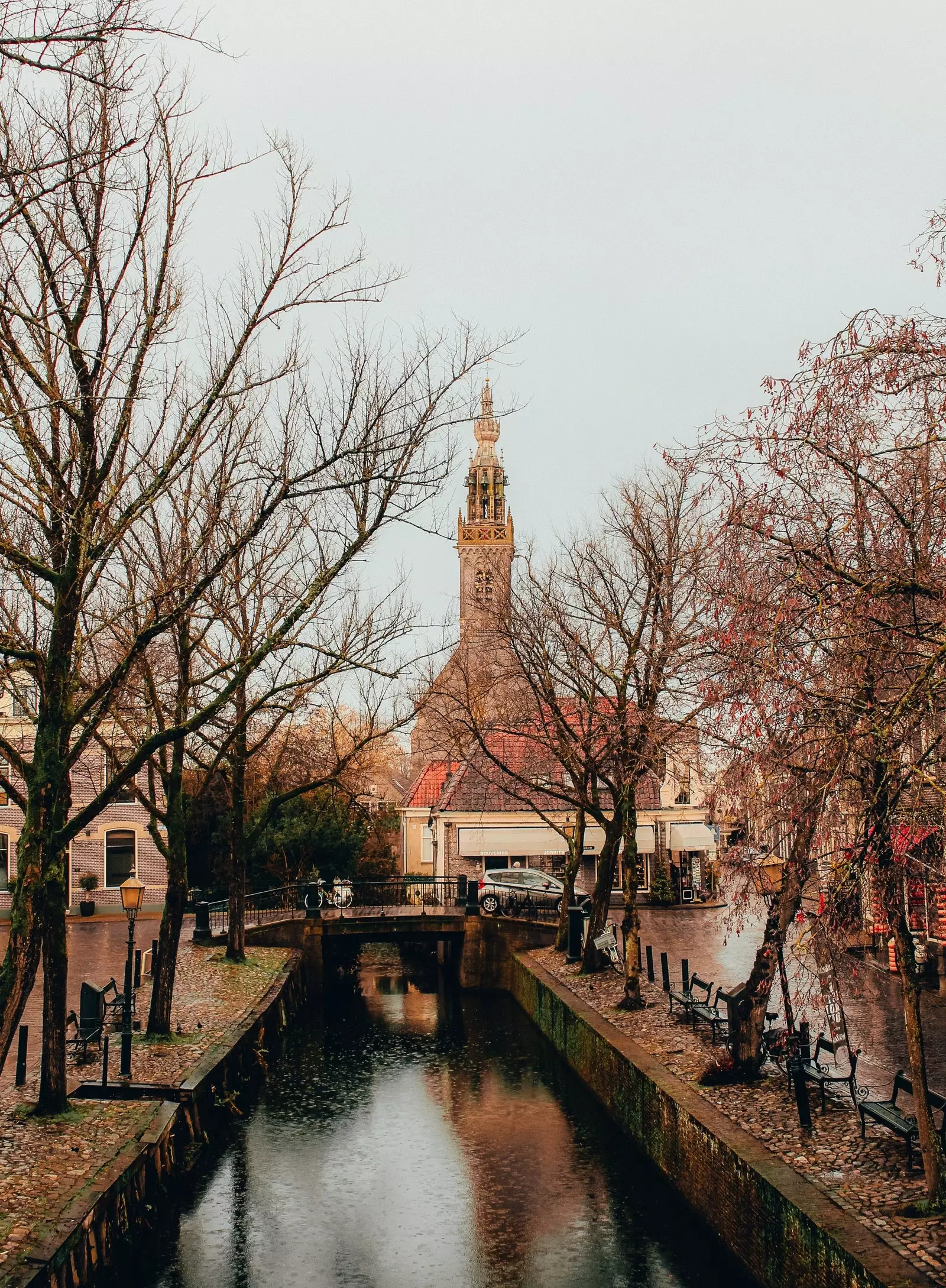 Toren van de kerk van de Maagd Maria genaamd Carillon in Edam Nederland.