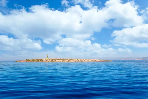 Formenterada sotiladi. Sizda 18 million yevro bormi?