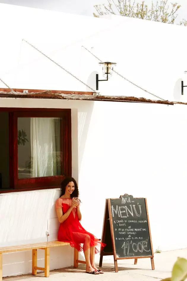 Eugenia na porta de seu restaurante Can Toni