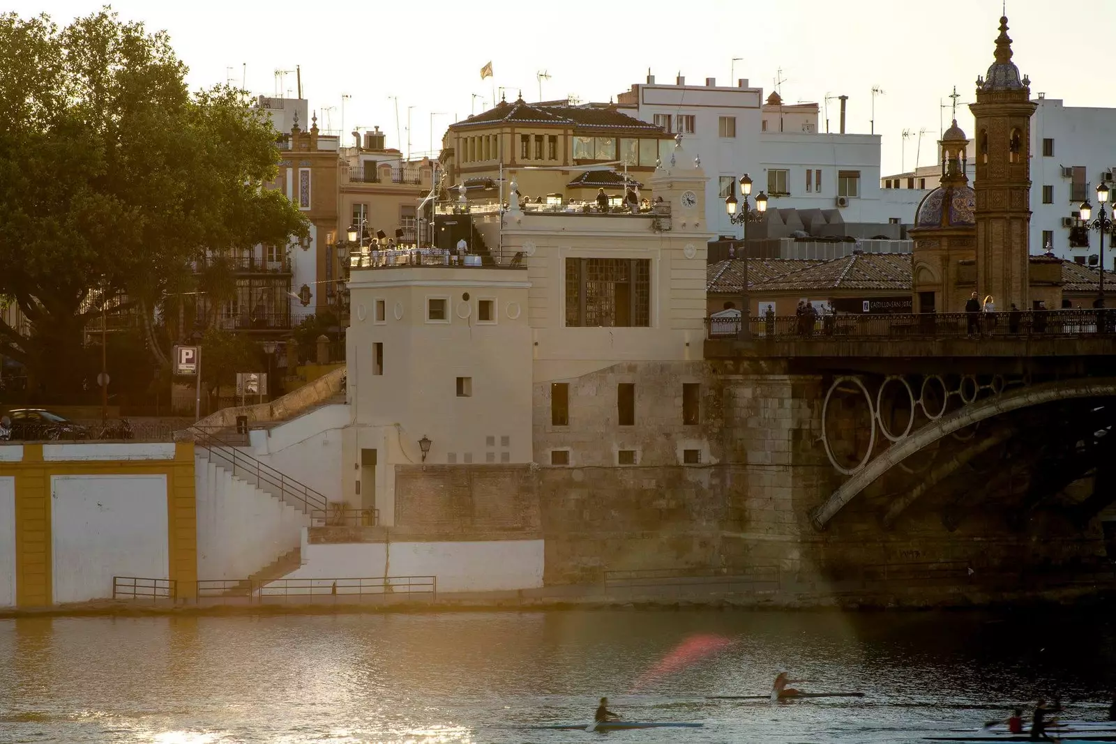 Sommersolnedgang ved MariaTrifulca, det nye hot spot i Sevilla.