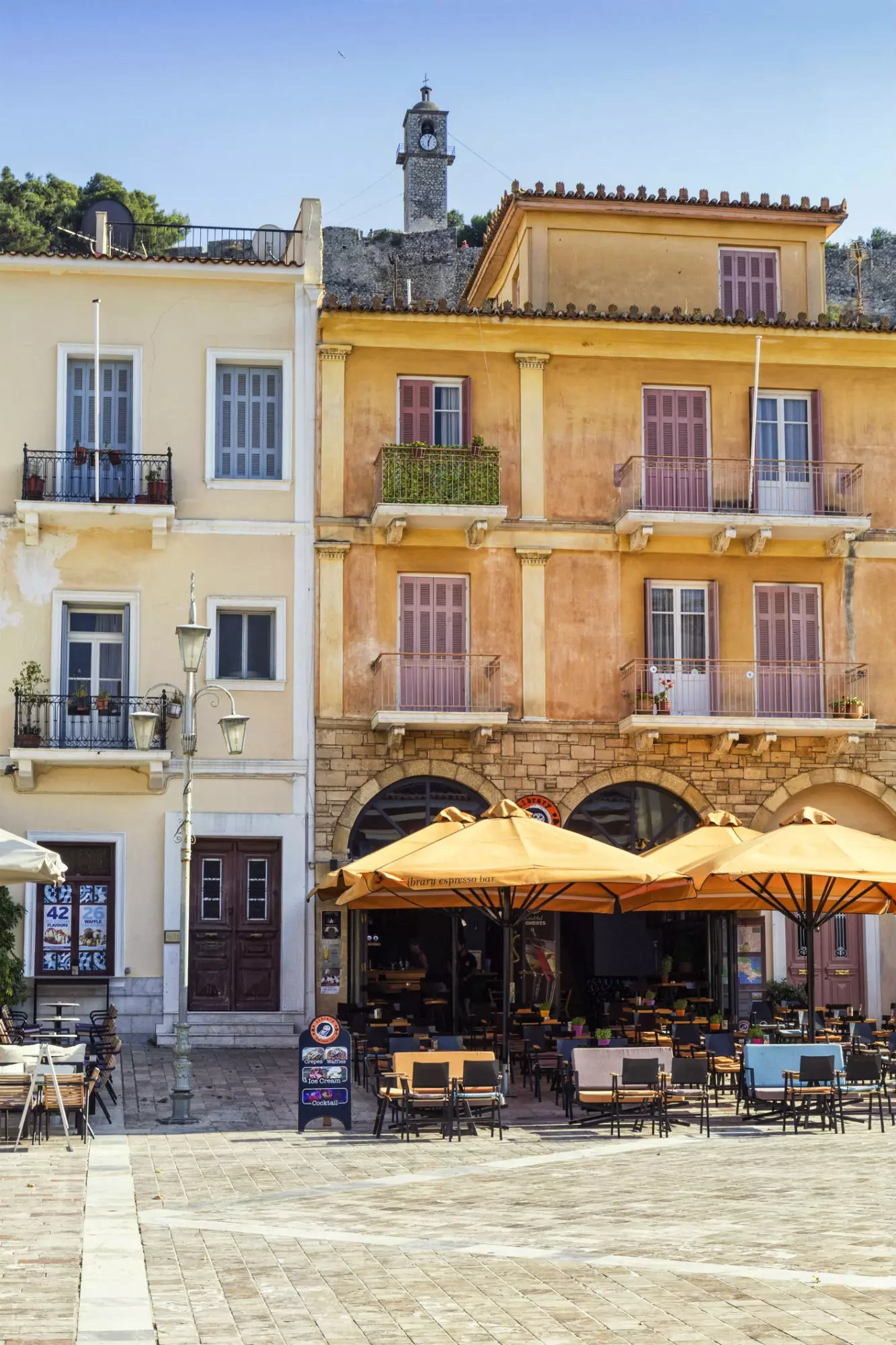 En af terrasserne på Syntagma-pladsen i Nafplio.